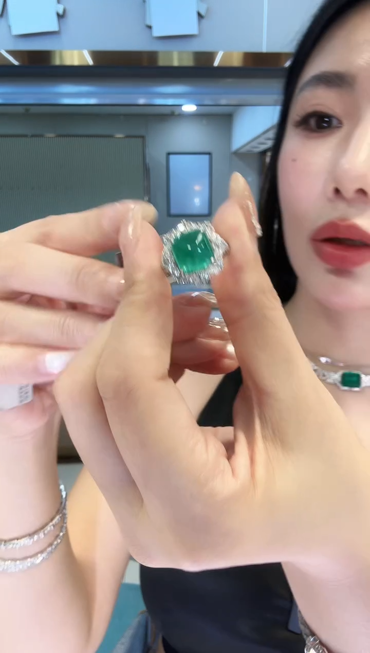 铂Pt950镶嵌戒指祖母绿3.835ct