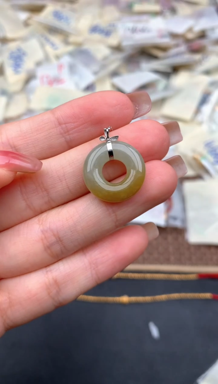 18K金镶嵌挂件翡翠一