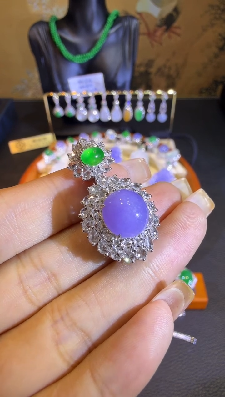 【闪购商品】翡翠颈饰未镶嵌浓紫小鸽子蛋