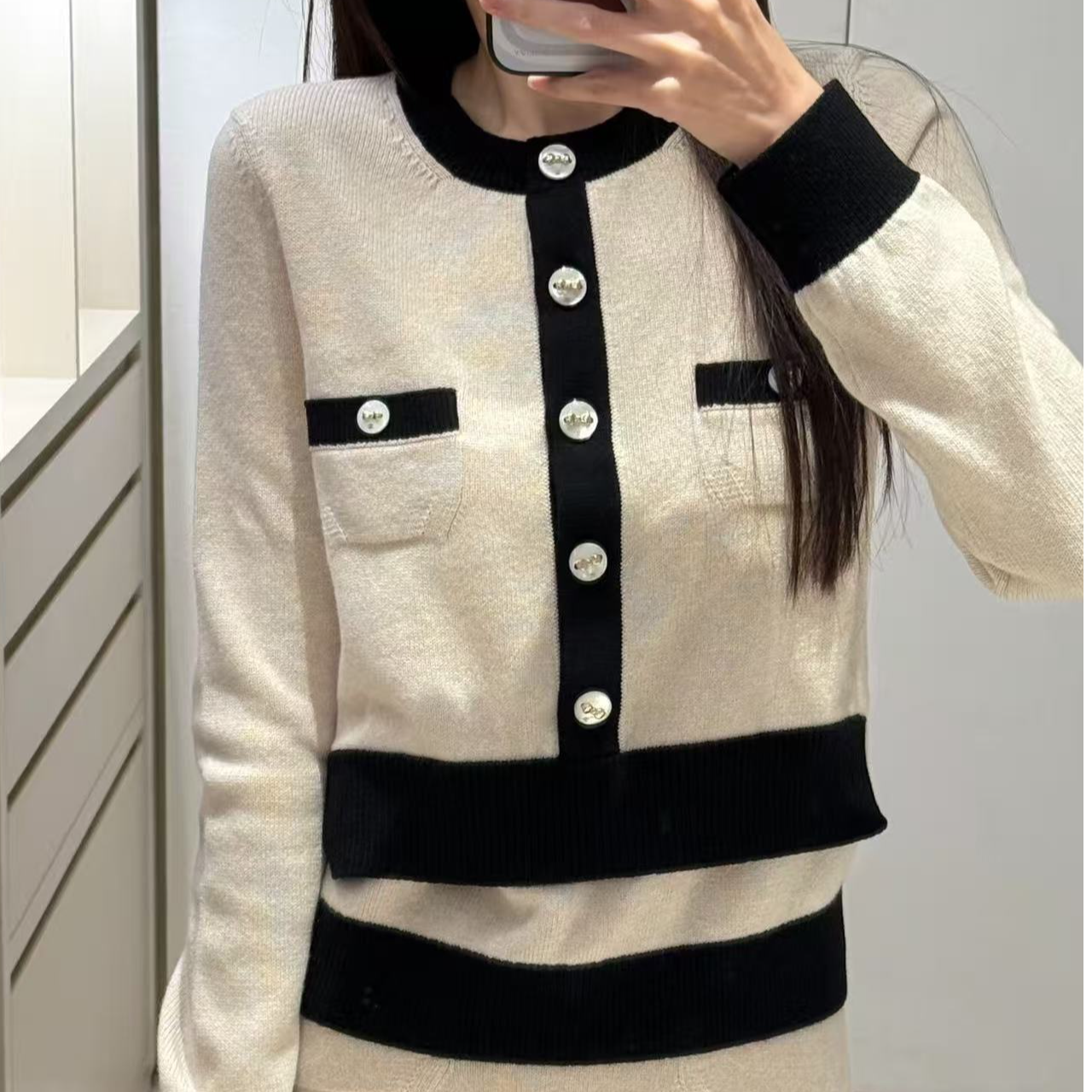 99新 Chanel/香奈儿 40码 卡其色拼黑色边长袖针织上衣