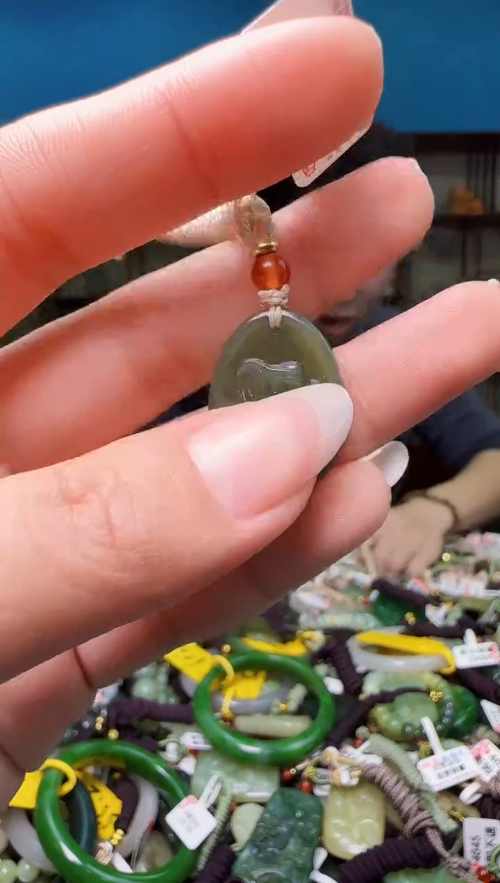 颈饰未镶嵌和田玉1