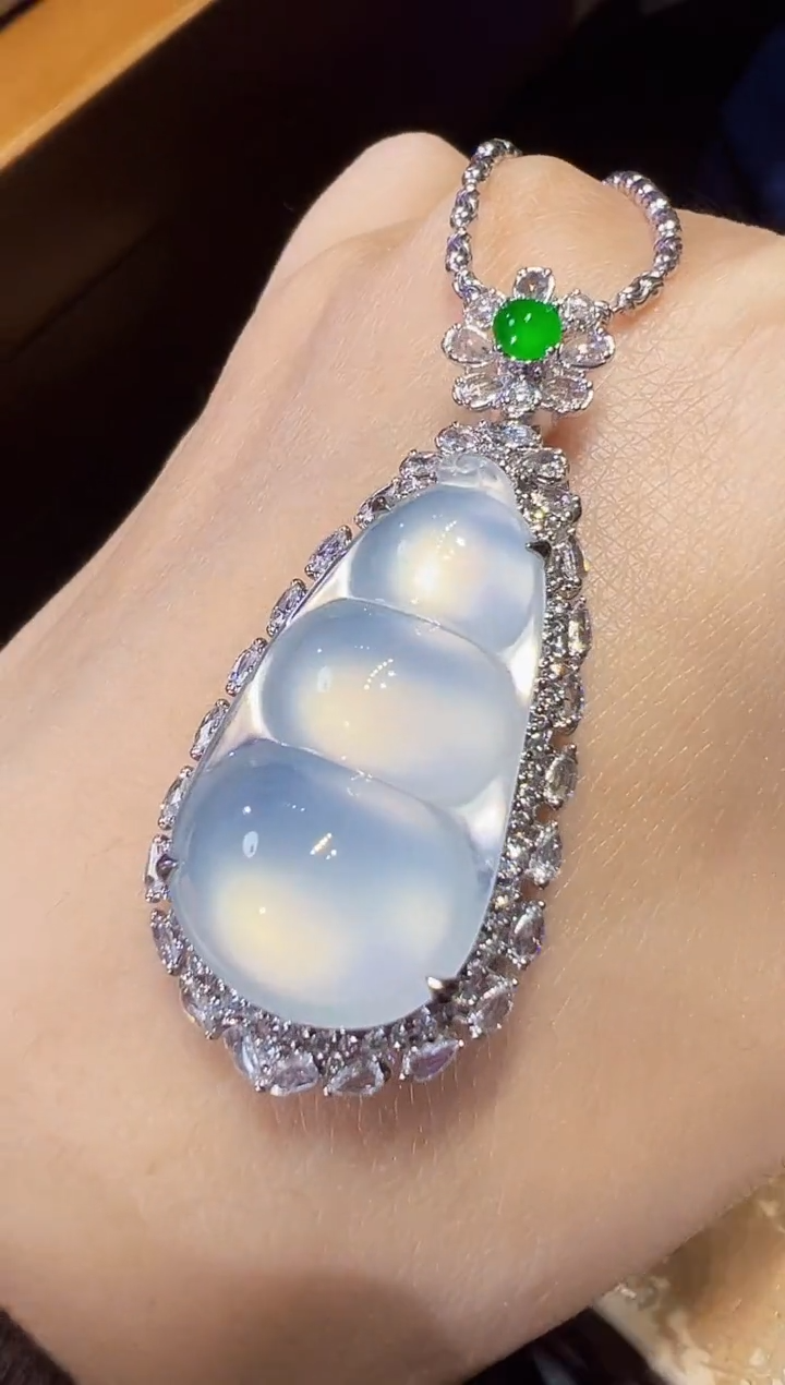 颈饰18K金镶嵌翡翠福豆