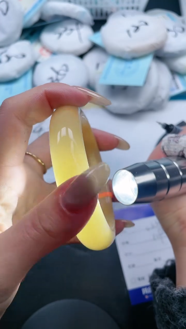 【闪购商品】石英质玉手镯未镶嵌21V239-60