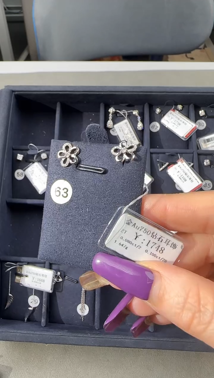 【闪购商品】钻石耳钉18K金镶嵌150000