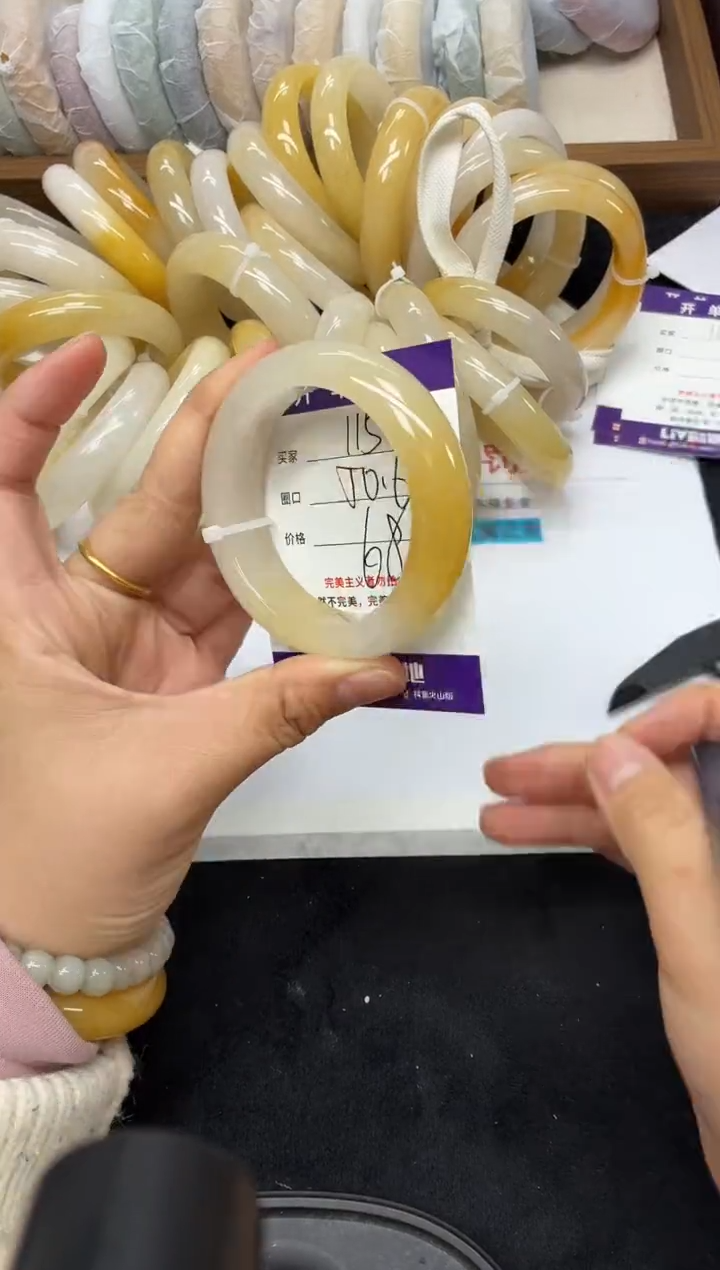 未镶嵌手镯石英质玉115