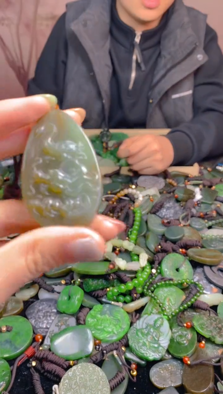 颈饰未镶嵌和田玉1