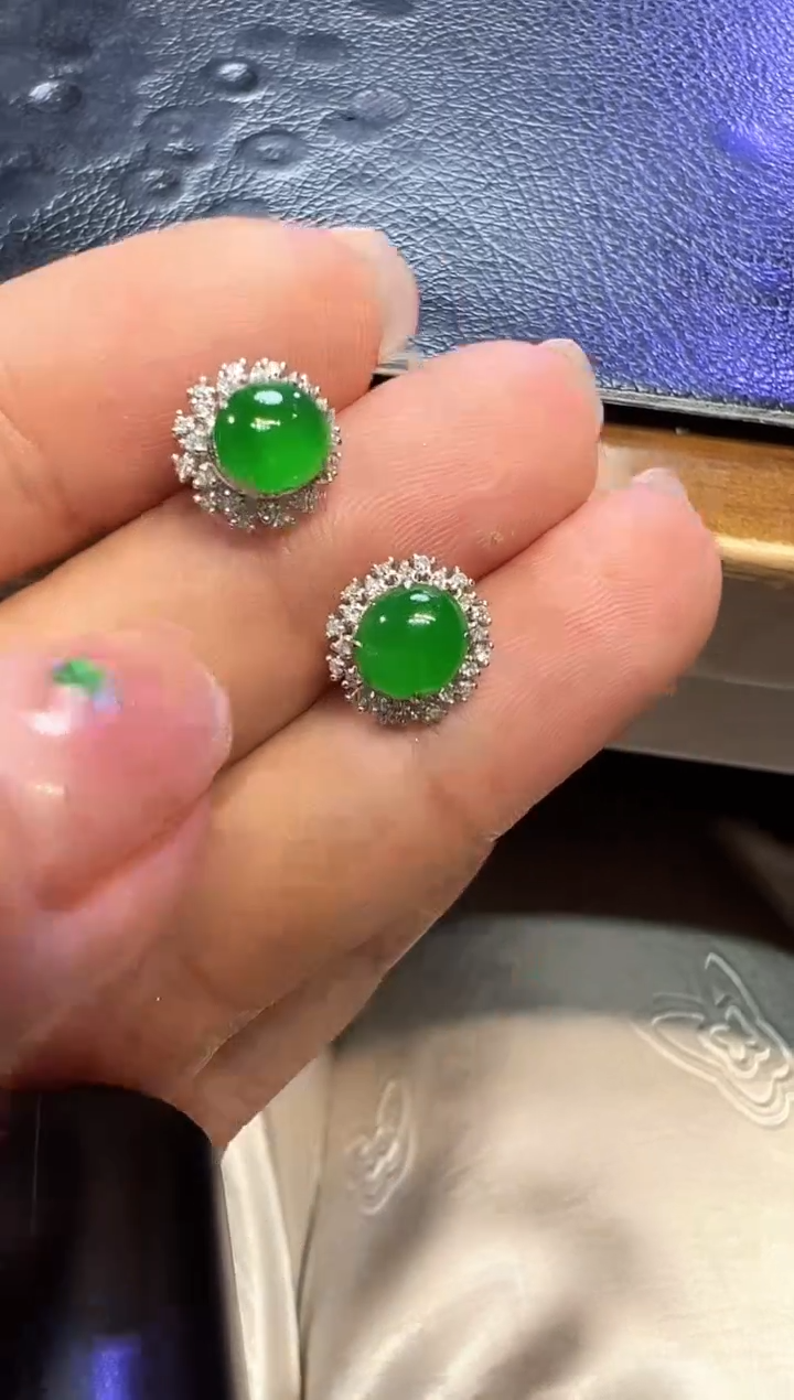 18K金镶嵌翡翠耳饰蛋面