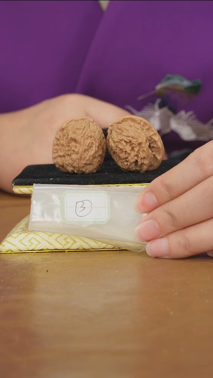 把件文玩核桃白狮子鹰嘴