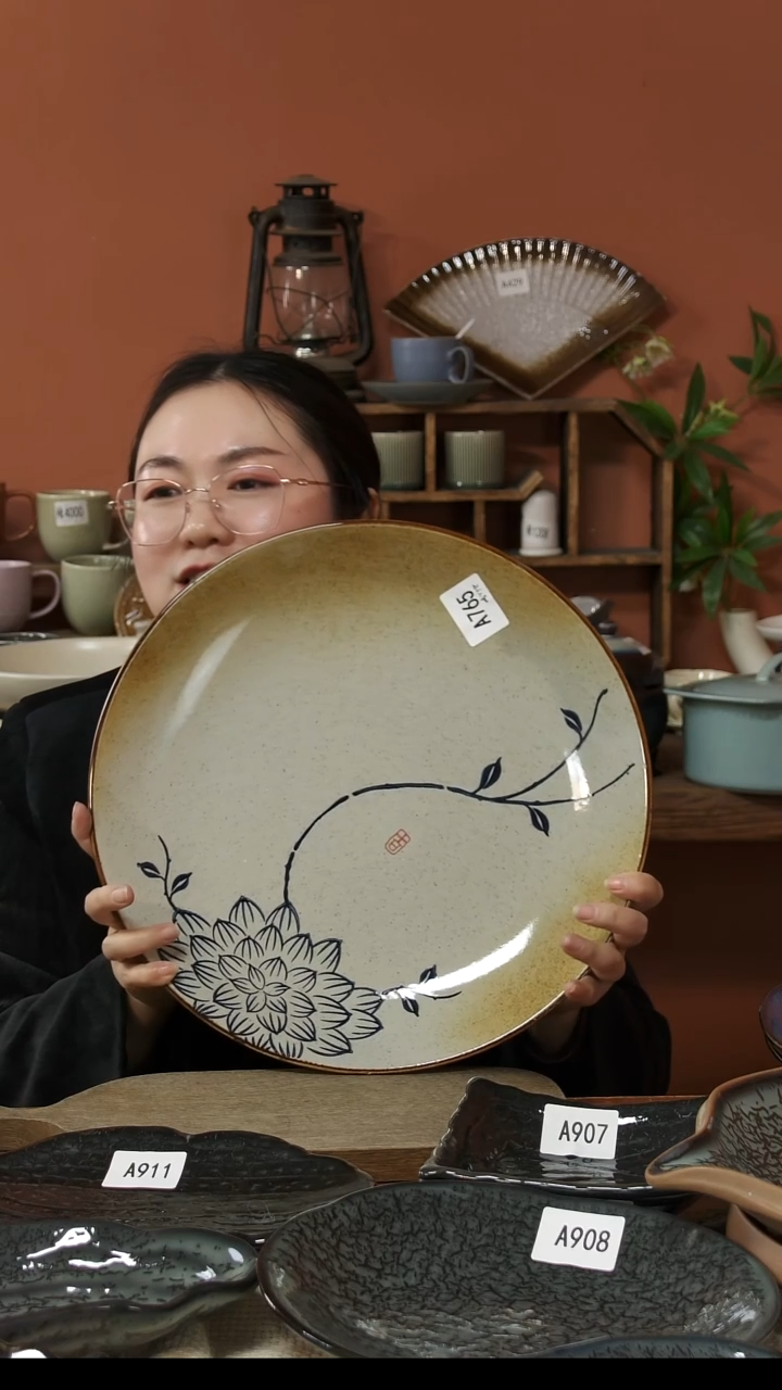 陶瓷A765 一只手绘蓝莲花超大圆盘36*5微瑕