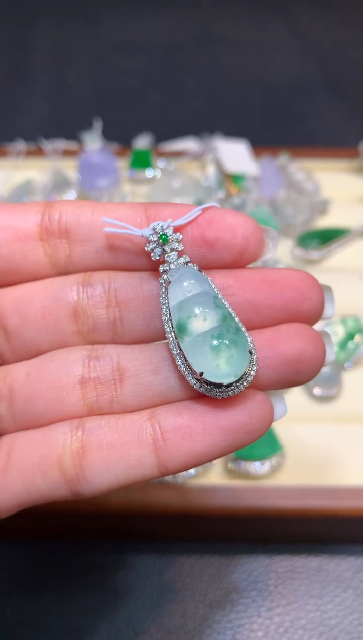 颈饰18K金镶嵌翡翠1