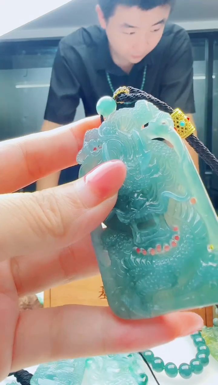 翡翠未镶嵌颈饰多样性发货其中一件