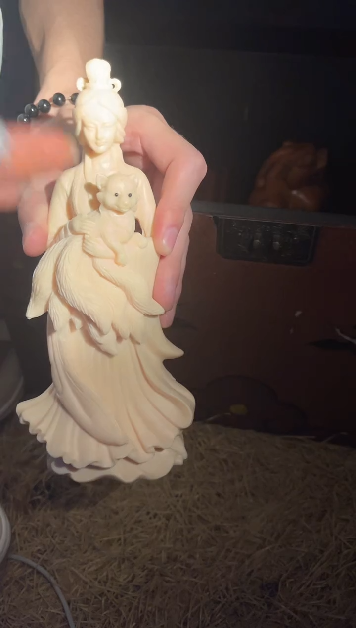 【闪购商品】【闪购商品】白色女抱狐狸摆件