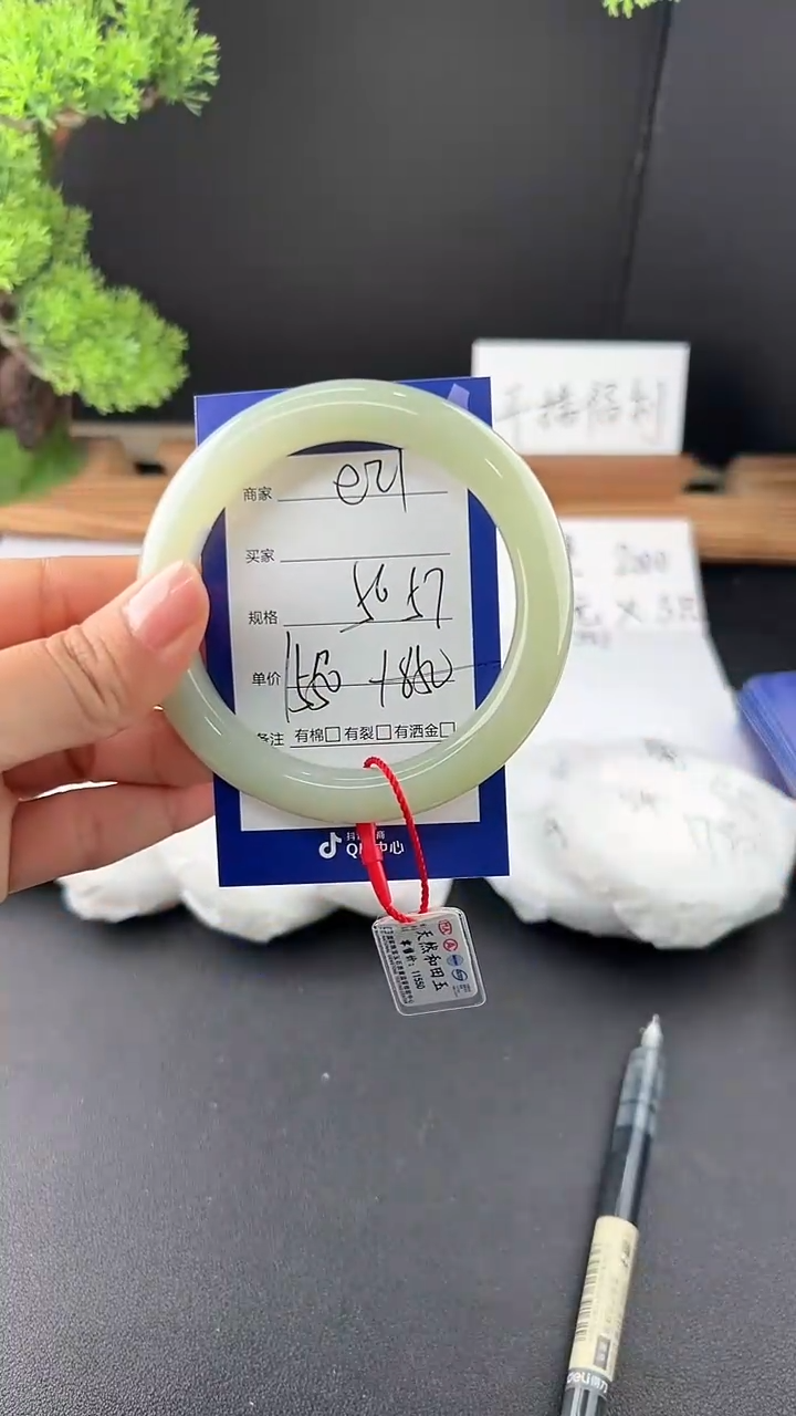 【闪购商品】和田玉手镯未镶嵌微色差e21