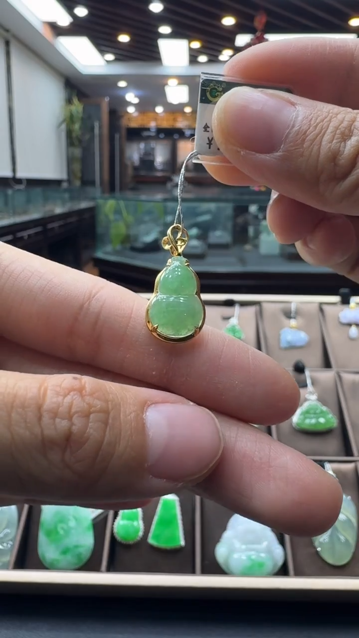 颈饰18K金镶嵌翡翠橘**柚葫芦