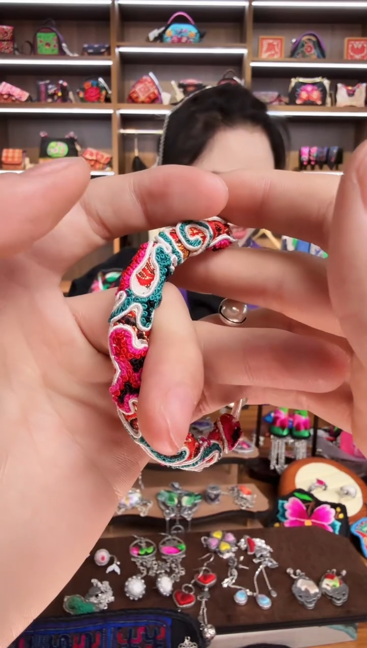 【闪购商品】织绣175蒙阿苏苗绣传承