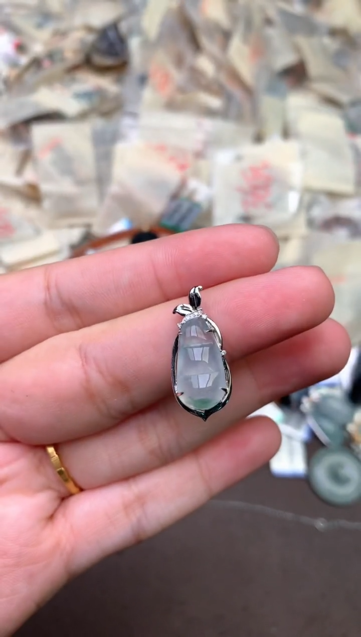18K金镶嵌挂件翡翠   —