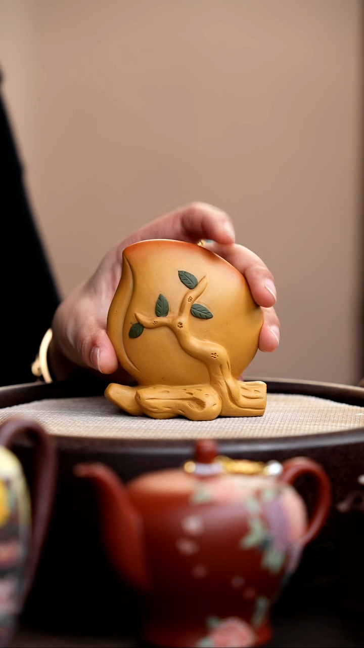 茶壶紫砂黄金段寿桃摆件