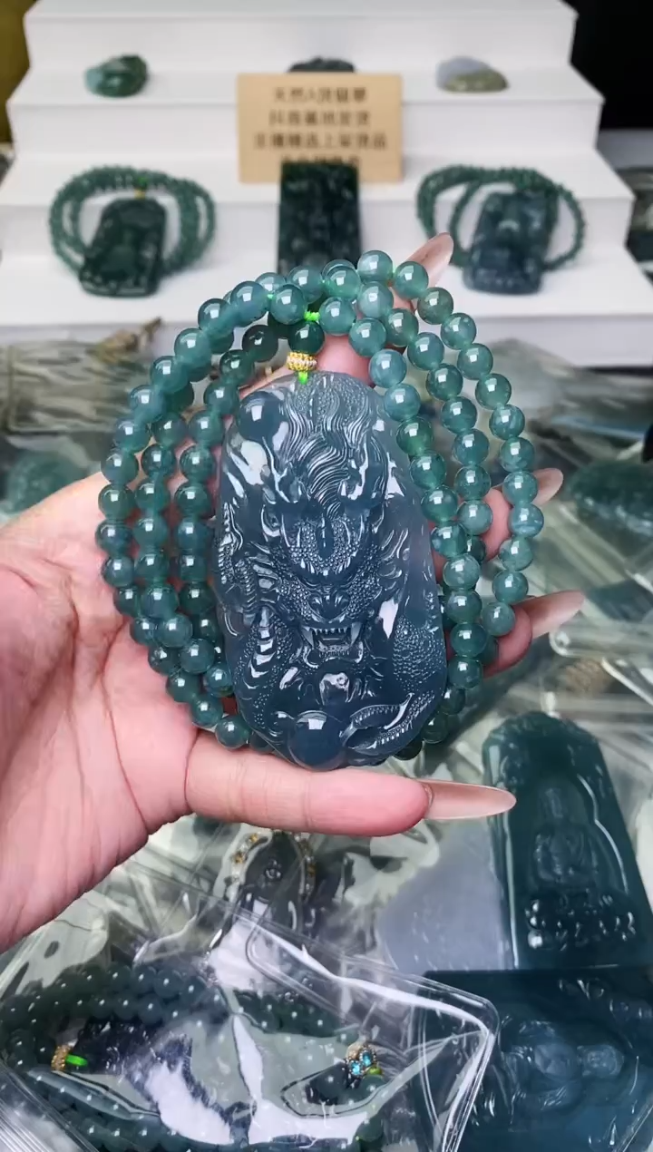 颈饰未镶嵌翡翠 