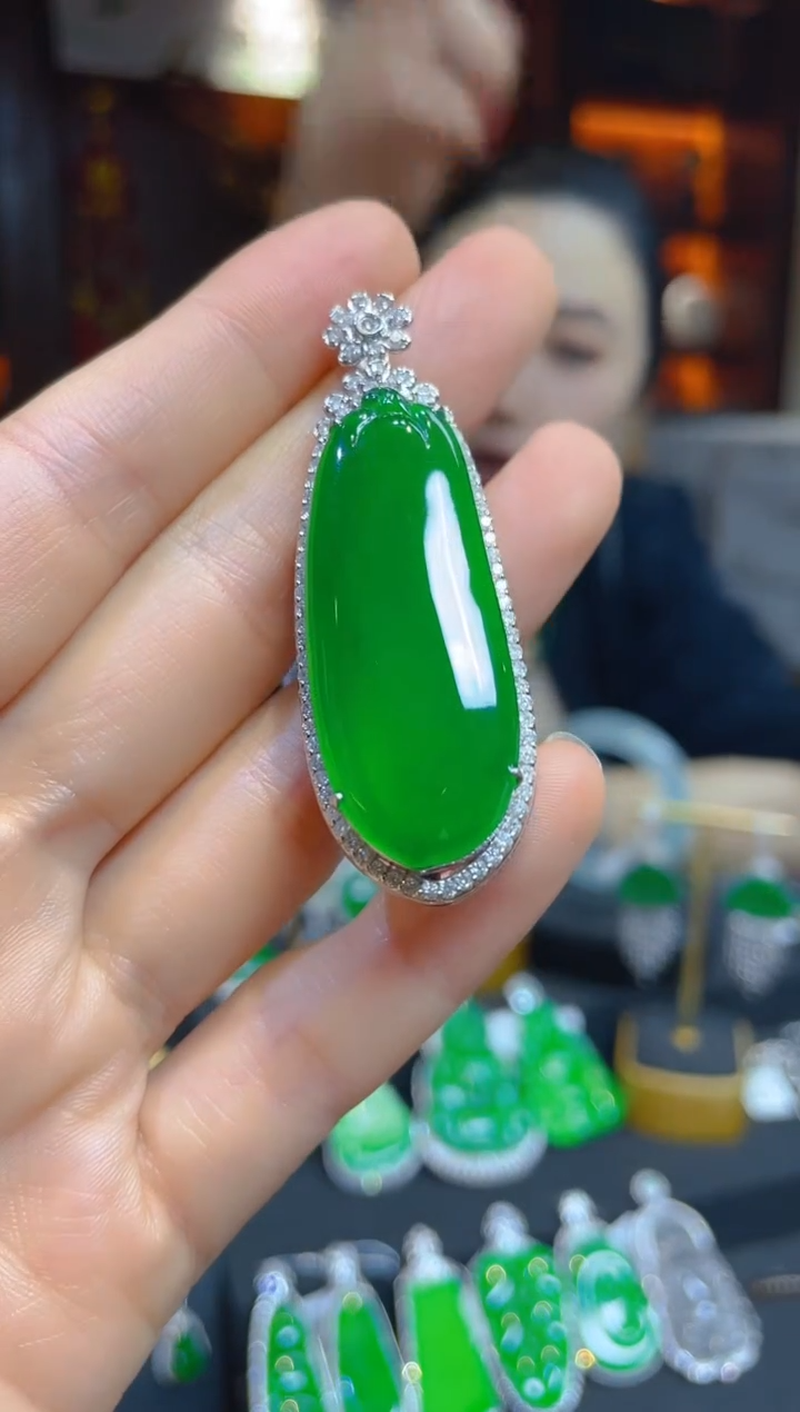 【闪购商品】翡翠颈饰18K金镶嵌117840天然A货翡翠福瓜吊坠