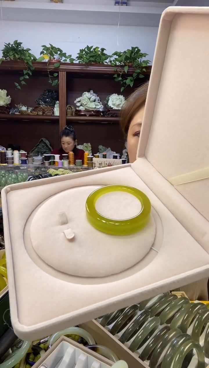 未镶嵌蛇纹石玉手镯a****a多样性随机发一