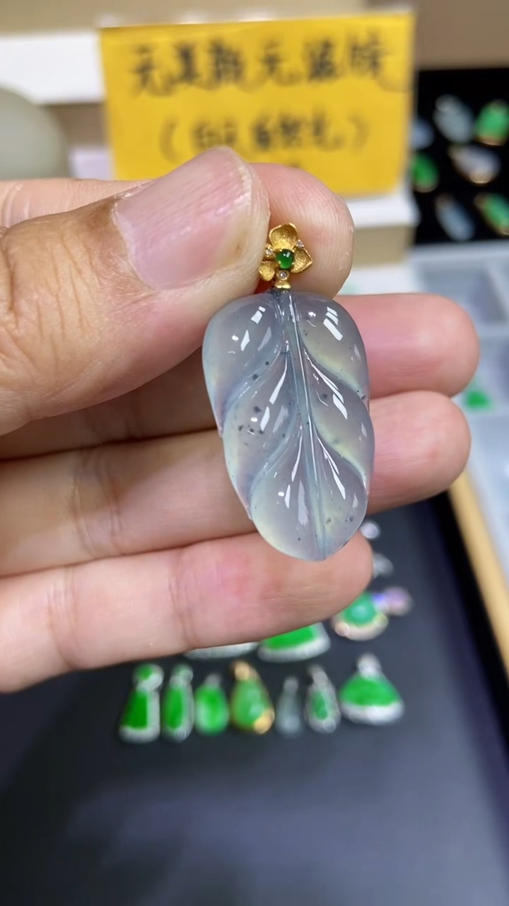 翡翠18K金镶嵌颈饰叶子