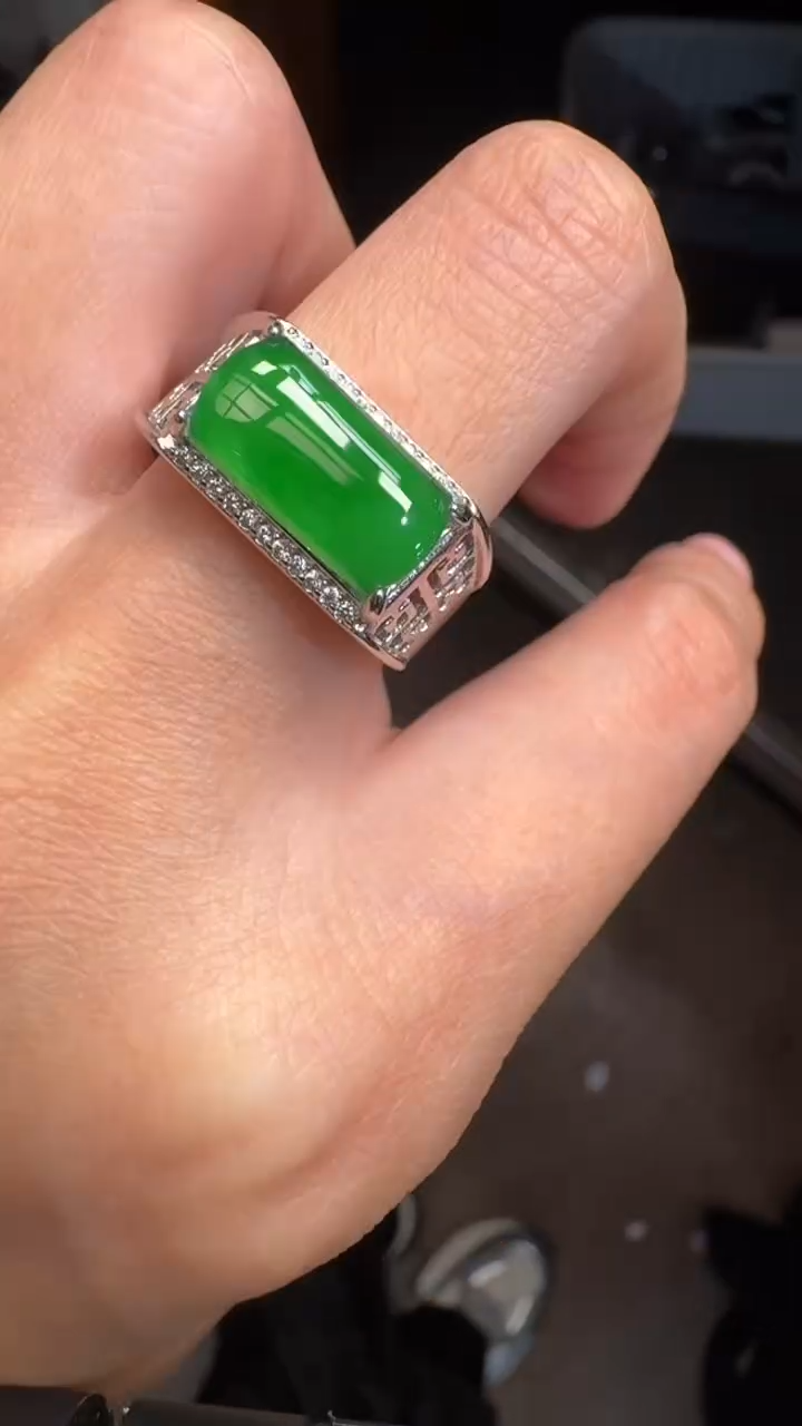 未镶嵌定制翡翠翡翠A货有轻微色差属于正常现象，戒指多样性发货1