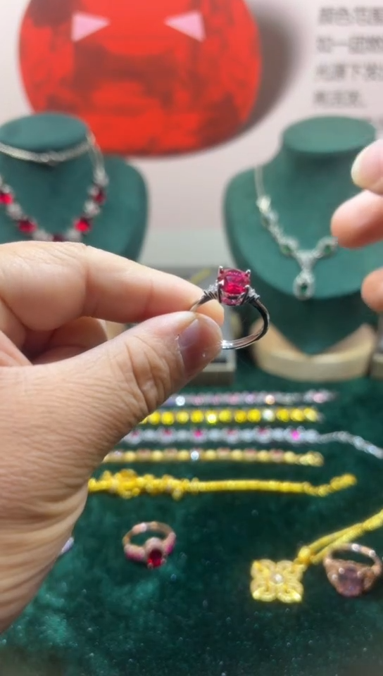 18K金镶嵌戒指红宝石0