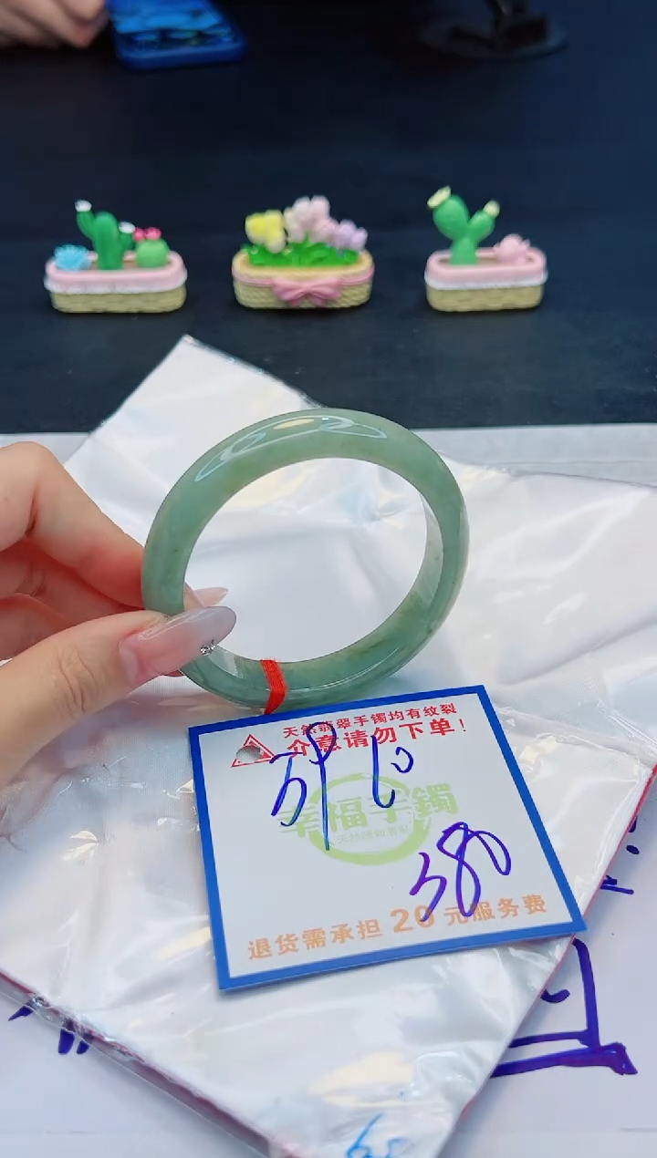 【闪购商品】翡翠手镯未镶嵌，质检证书图片色彩偏黑白