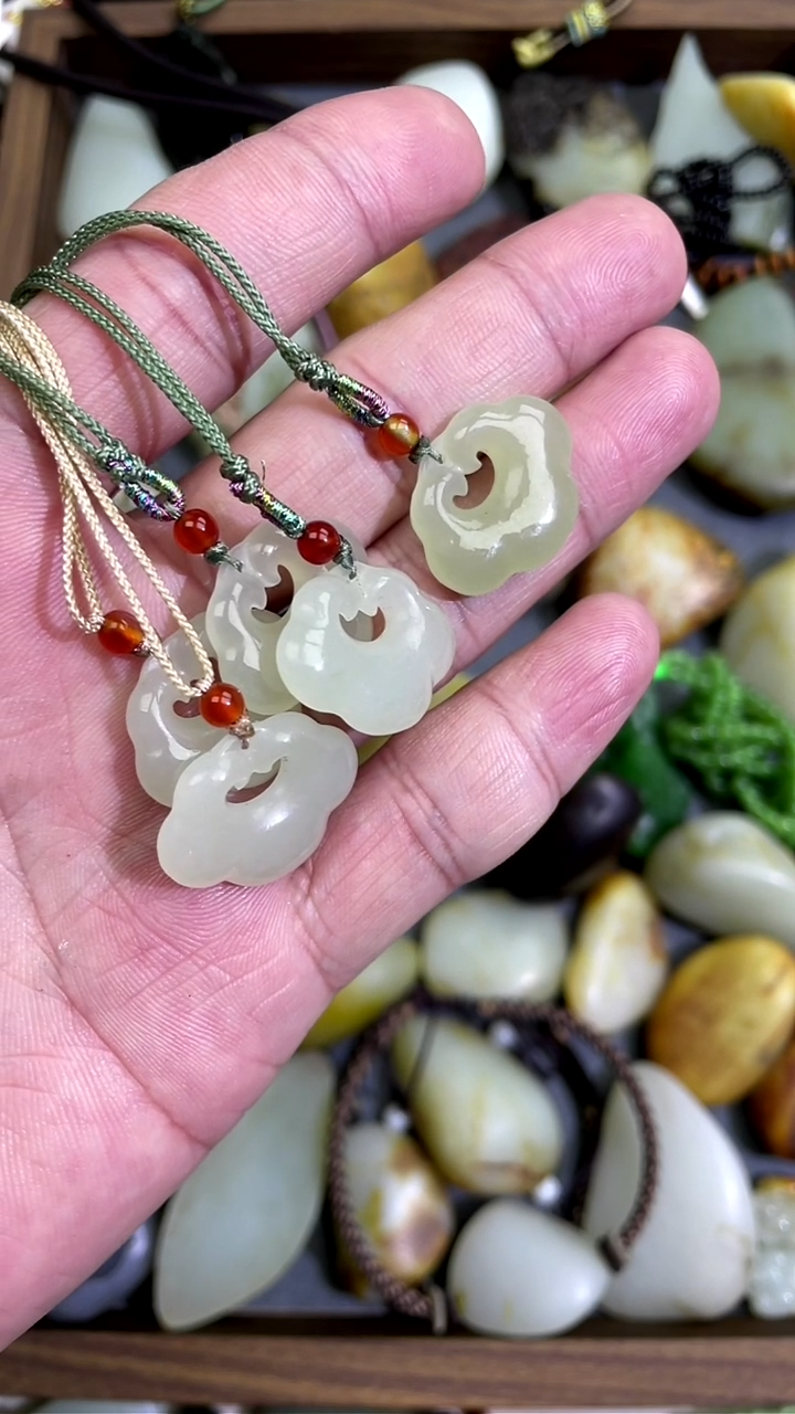 【闪购商品】和田玉颈饰未镶嵌青海平安锁发一