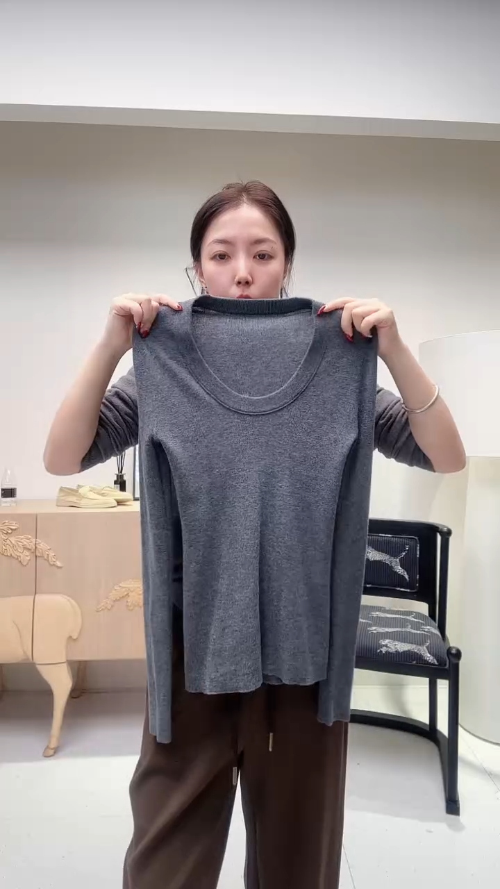 深灰色U领羊毛打底