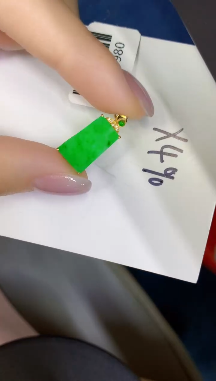 颈饰18K金镶嵌翡翠缅甸天然翡翠A货