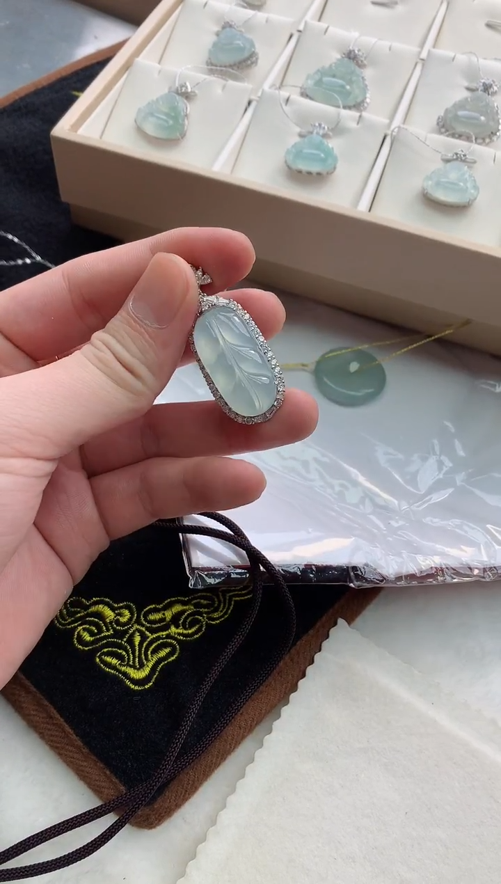 颈饰银S925镶嵌翡翠叶子 