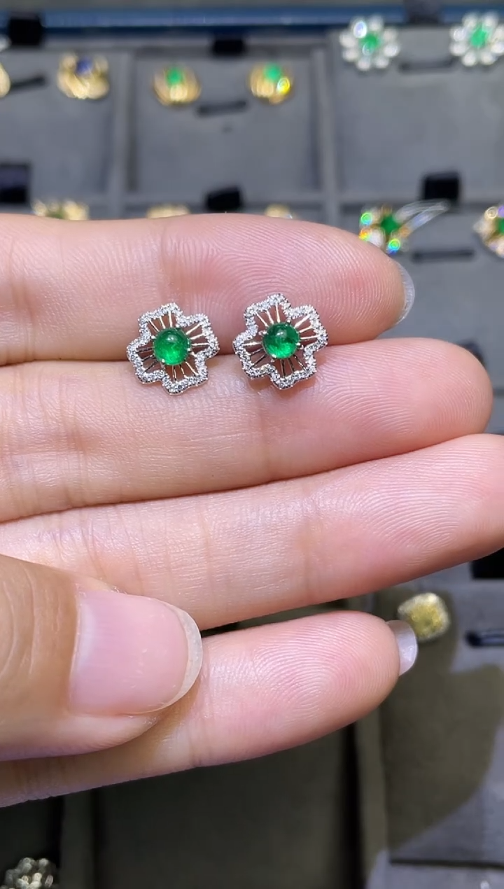 耳饰18K金镶嵌祖母绿0.66ct