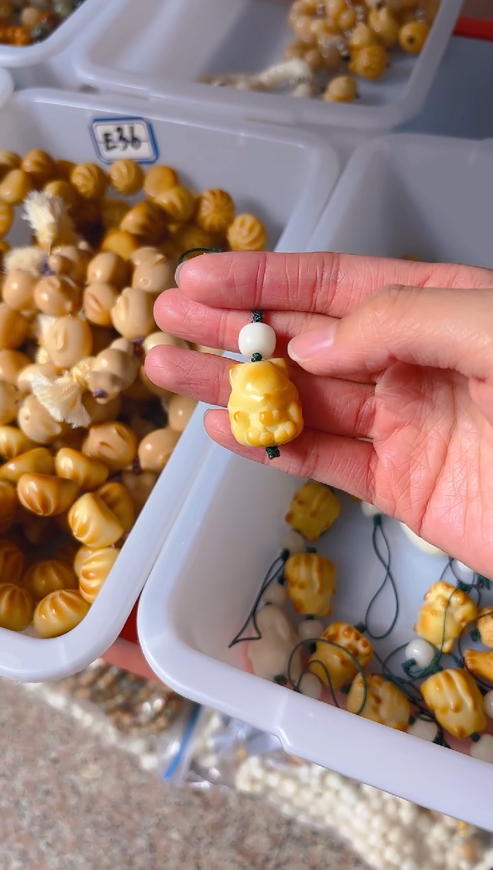 吊坠菩提根/象牙果黄色凤九挂件