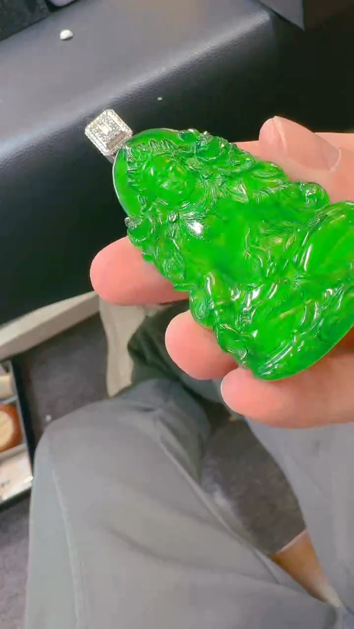 【闪购商品】翡翠吊坠(赠链)18K金镶嵌天然A货翡翠