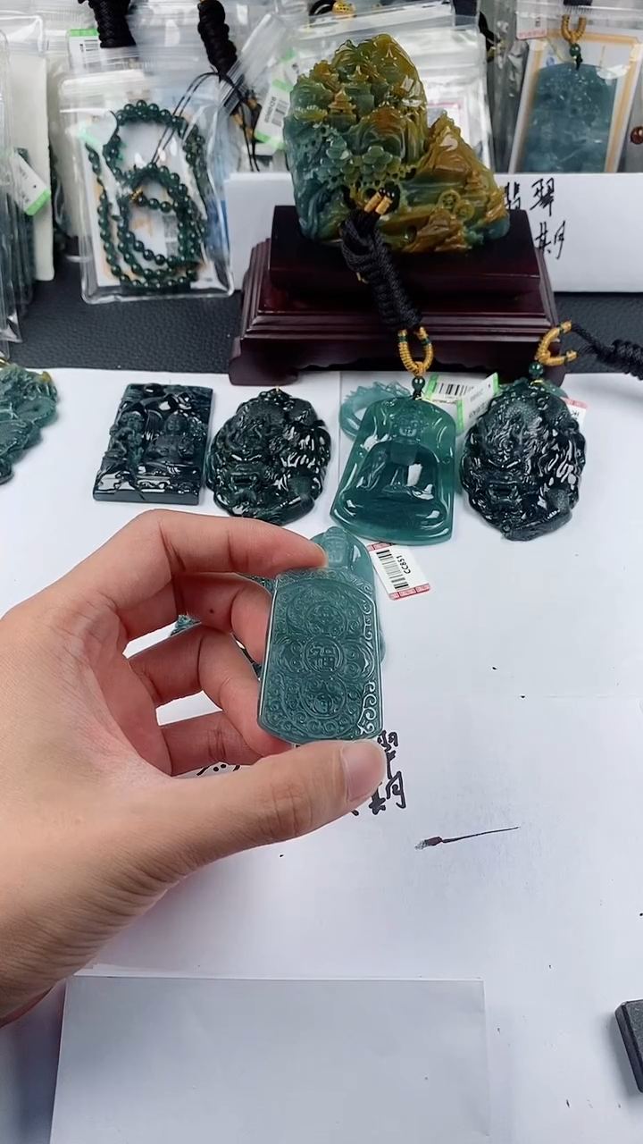 【闪购商品】翡翠颈饰未镶嵌             