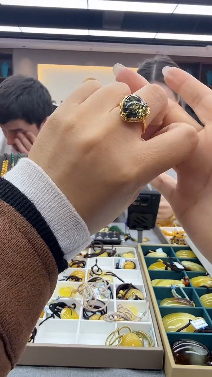 未镶嵌琥珀戒指287秒拍号 假一罚三 