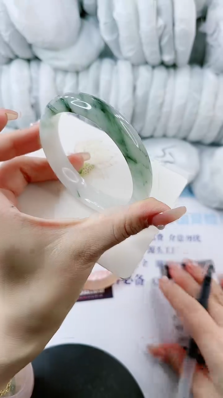【闪购商品】石英质玉手镯未镶嵌0867392453-多样性发货