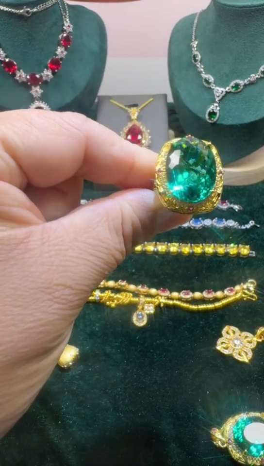 18K金镶嵌戒指祖母绿0