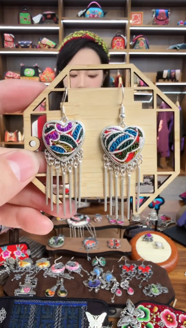 【闪购商品】织绣63蒙阿苏苗绣传承