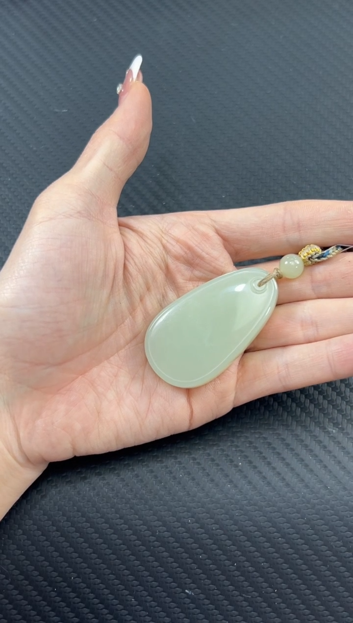 【闪购商品】和田玉吊坠(赠链)未镶嵌且末微色差迪克兰吊坠