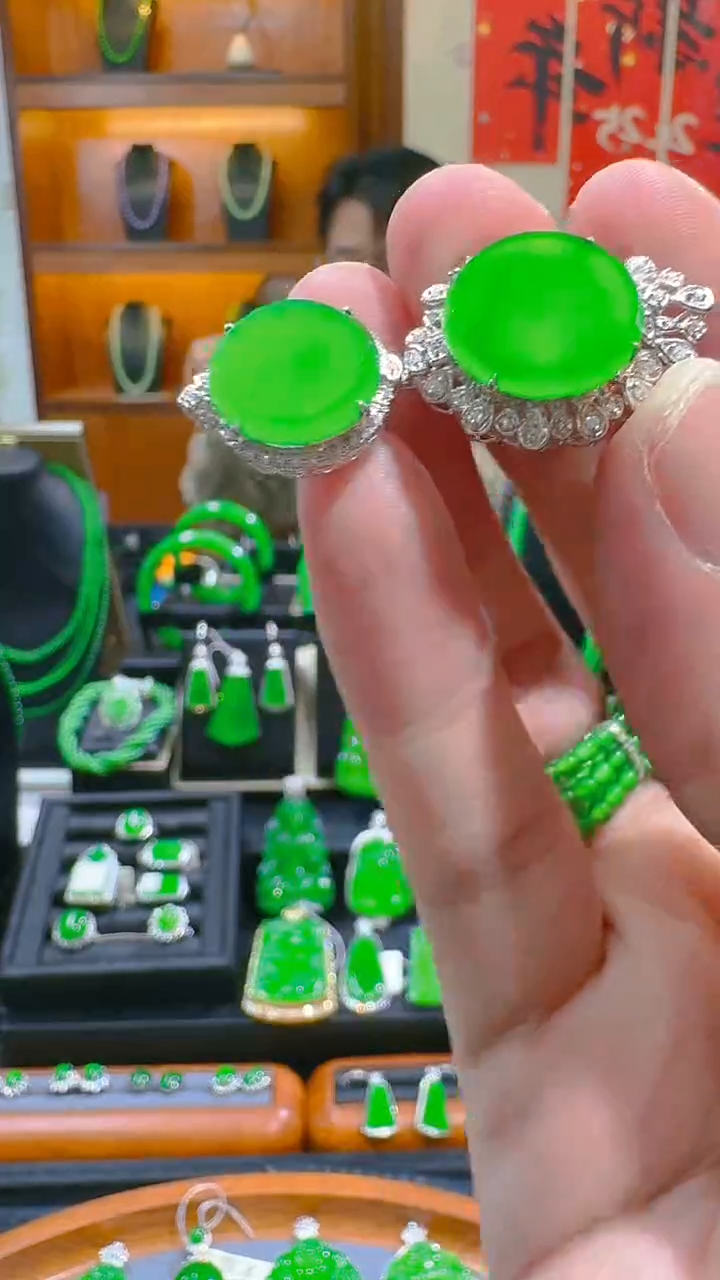 【闪购商品】翡翠吊坠(赠链)18K金镶嵌天然A货翡翠