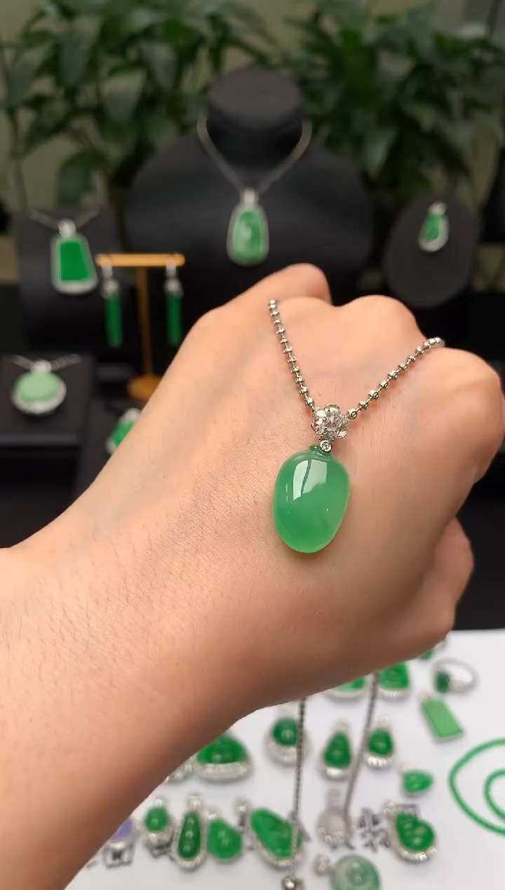 颈饰18K金镶嵌翡翠福瓜