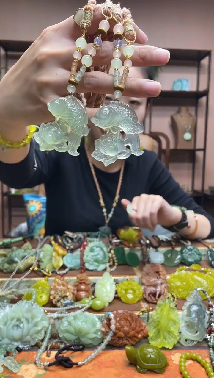 未镶嵌岫玉颈饰多样性发货发其中之一