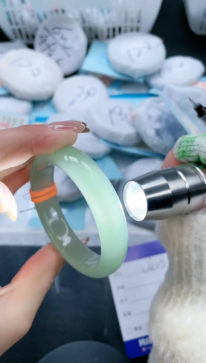 【闪购商品】石英质玉手镯未镶嵌21V423-54