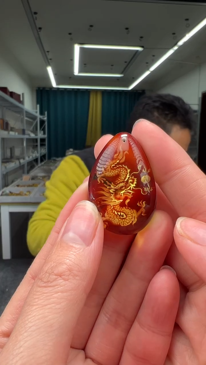 琥珀颈饰未镶嵌龙