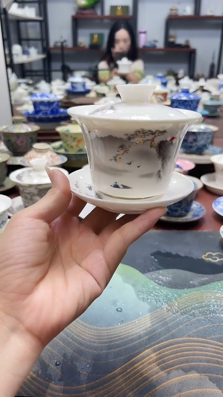 中号马蹄迎客松悬停盖碗