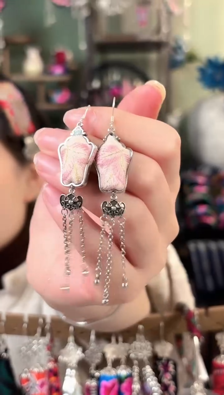 彩云南阁非遗老绣饰品535