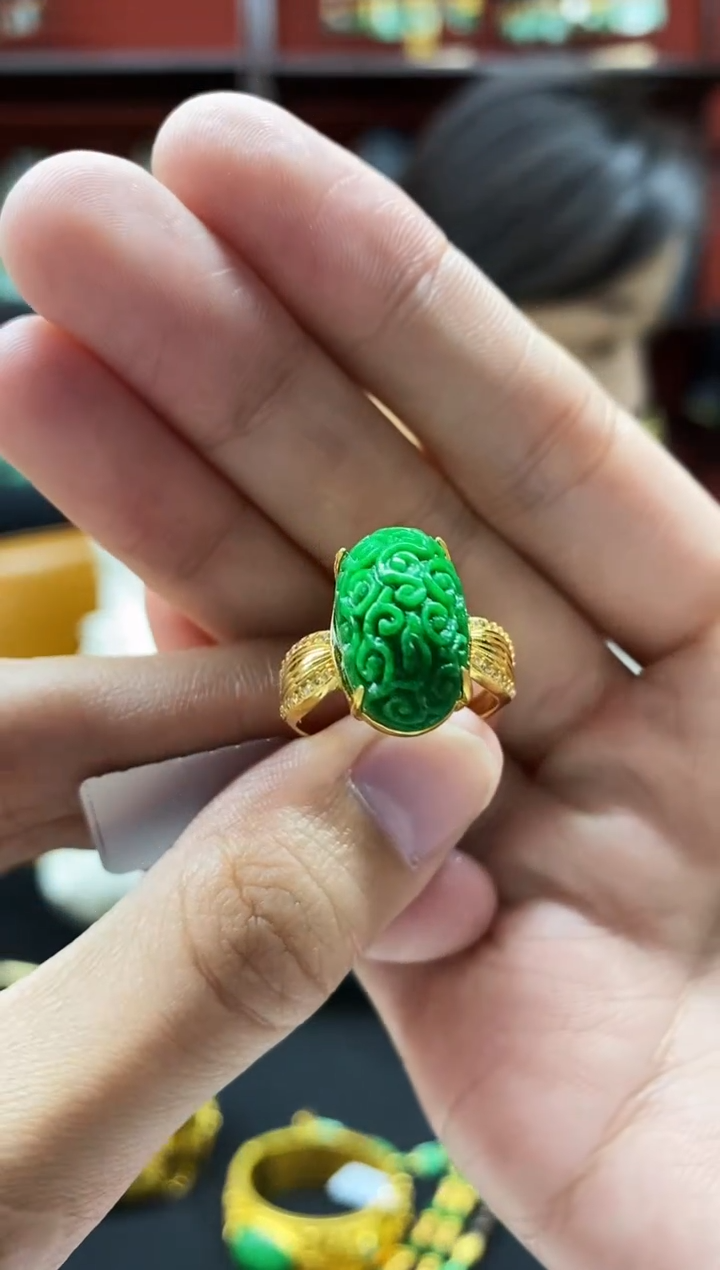 颈饰未镶嵌翡翠戒指