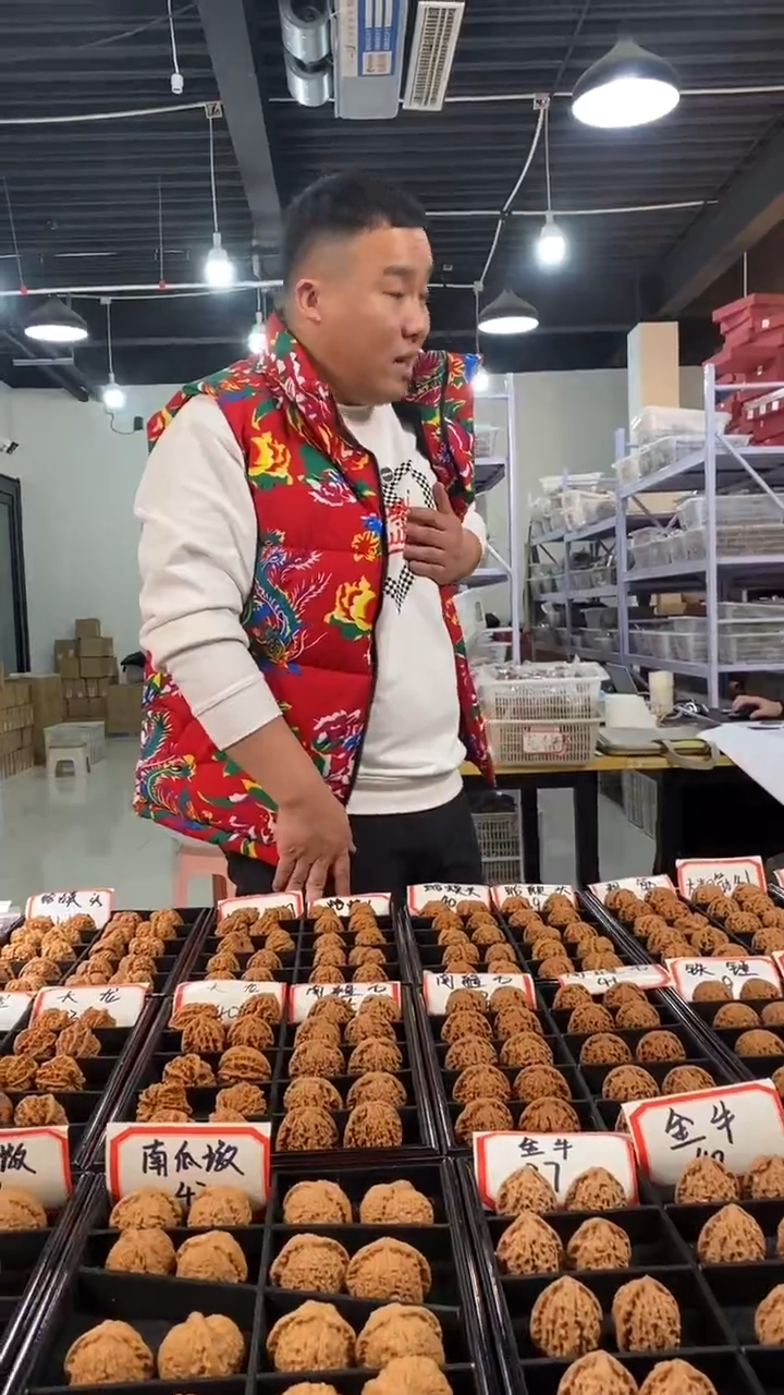 【闪购商品】文玩核桃把件红锦鲤42左右（已打底）